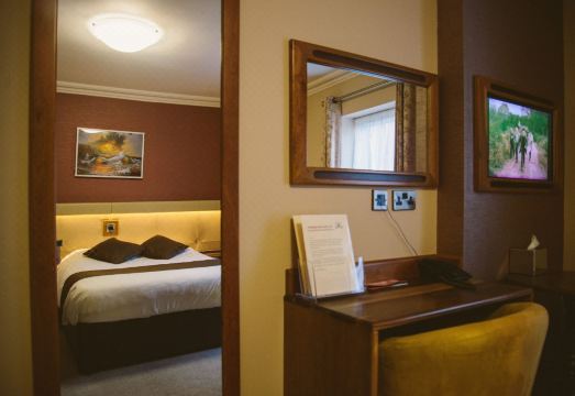 The Farnham Arms Hotel Hotel Overview