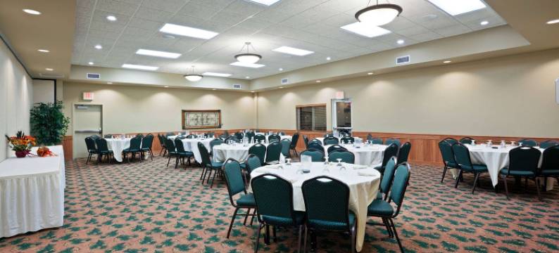 皮埃尔堡会议中心温德姆美吟温德姆酒店(AmericInn by Wyndham Fort Pierre Conference Center)图片