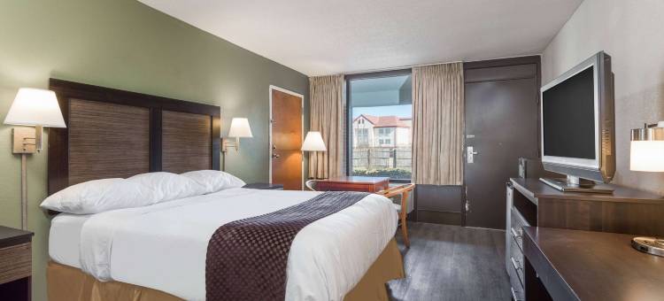 落基山黄金东部温德姆戴斯酒店(Days Inn & Suites by Wyndham Rocky Mount Golden East)图片