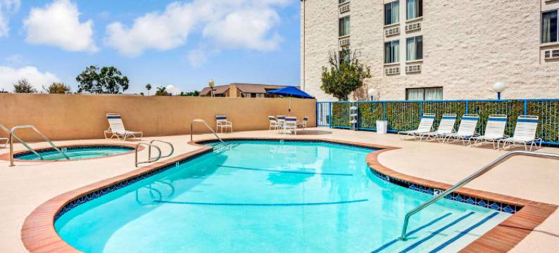 福乐顿市戴斯套房酒店(Days Inn & Suites by Wyndham Fullerton)图片