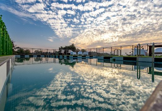 Hotel White House, MunnarHotel Overview