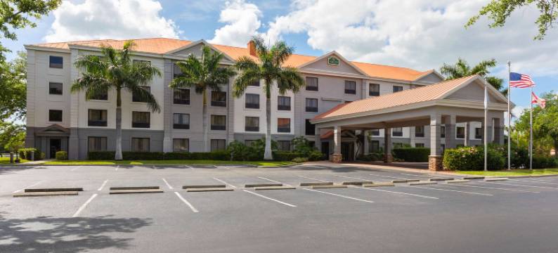 北那不勒斯博尼塔斯普林斯拉昆塔温德姆套房酒店(La Quinta Inn & Suites by Wyndham Bonita Springs Naples N.)图片