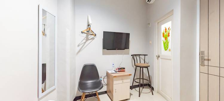博塔尼广场购物中心红门旅馆(RedDoorz Near Botani Square Mall)图片