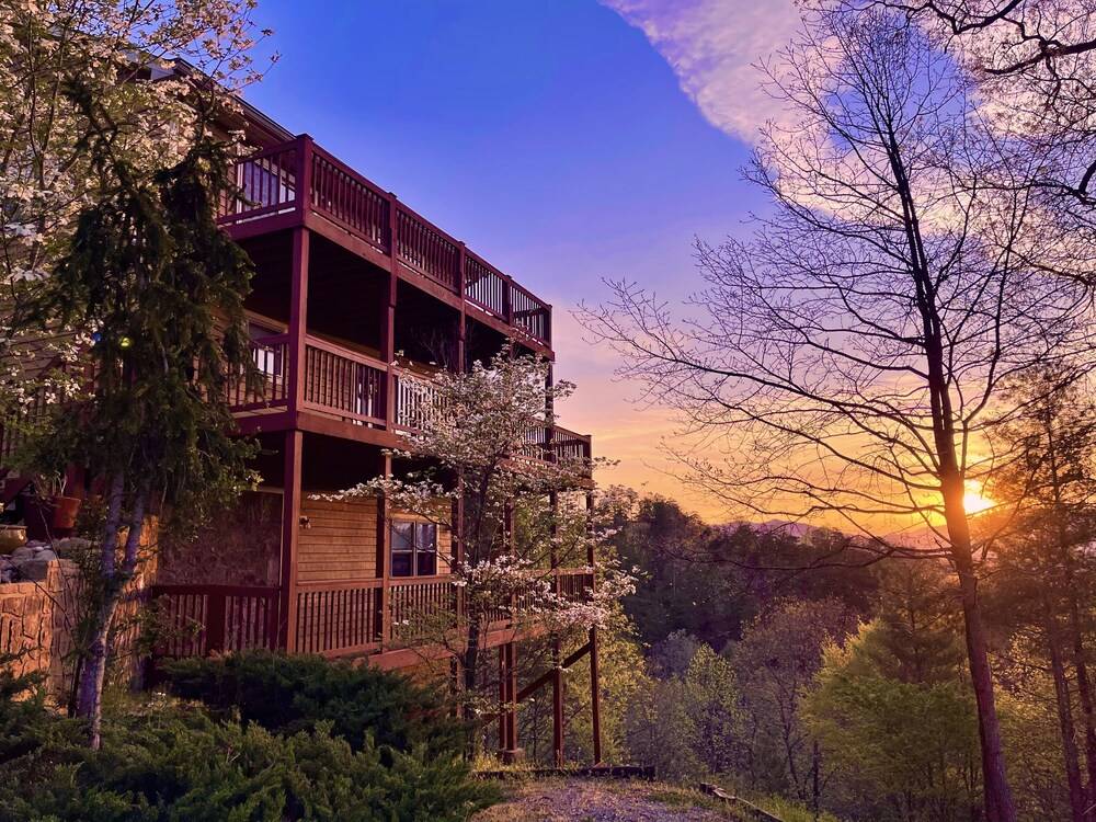 Sky Haven: Luxury Sunrise Views & Peaceful Seclusion Near Cades Cove