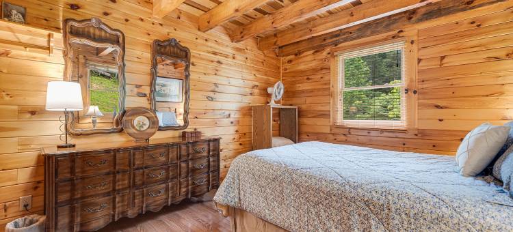 Tranquil Pond and Cozy Deck - Charming Rustic Retreat图片