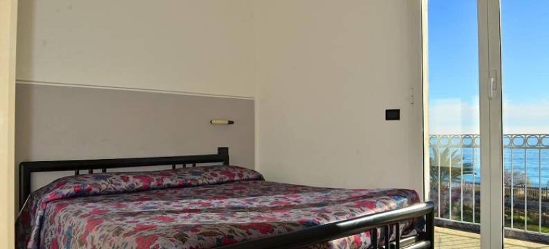 卡门住宅别墅酒店(Residence Villa Carmen Fronte Mare a 50 mt)图片