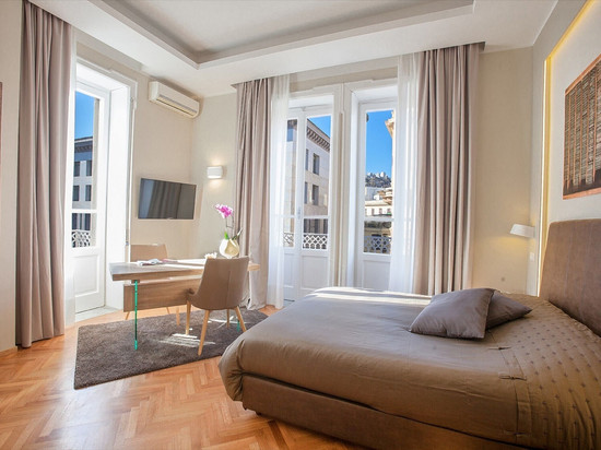 德普里蒂斯广场酒店