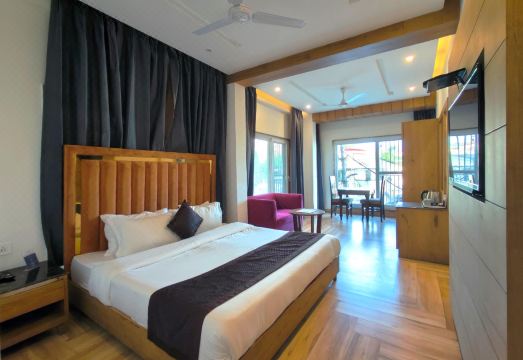 Hotel Luxury Inn by Stotrak Hospitality Hotel Overview