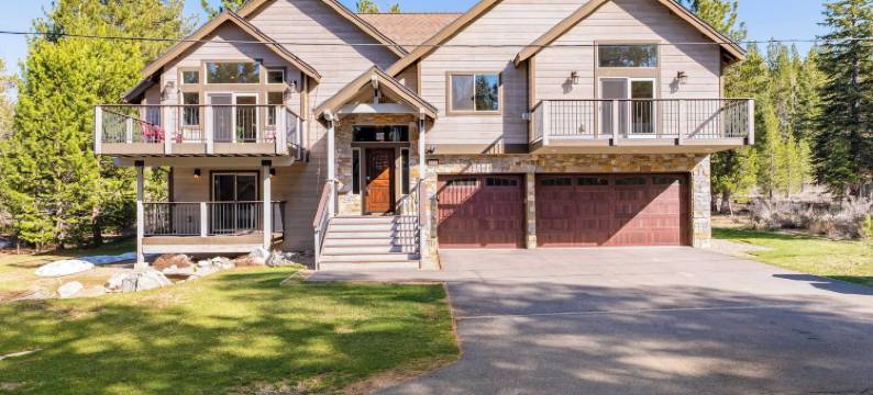 Avantstay的Meyers Meadow热水浴缸，大露台(10Mins to Lake • Hot Tub Game Room Forest Views Meyers Meadow by AvantStay)图片