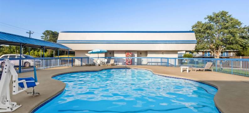 科默斯温德姆速8酒店(Super 8 by Wyndham Commerce)图片