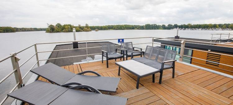 荷兰假日公园附近的船屋(Houseboat in Netherlands near Holiday Park)图片