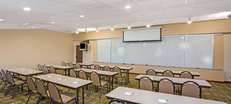 路易斯威尔机场南呗盟套房酒店(Baymont by Wyndham Louisville Airport South)图片