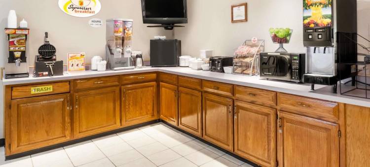 爱奥尼亚温德姆速8酒店(Super 8 by Wyndham Ionia MI)图片