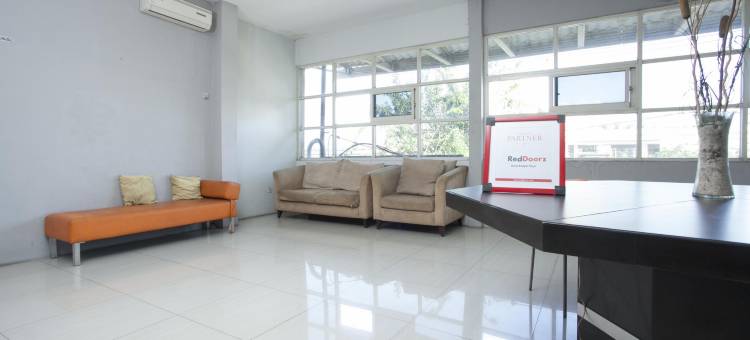 泗水红多兹斯瓦兰克托酒店(RedDoorz near Suroboyo Carnival Park)图片