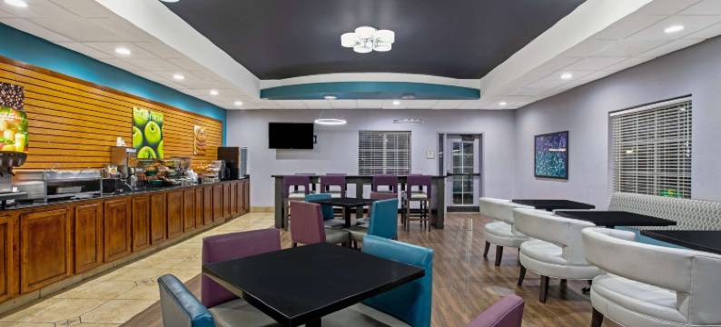 塔尔萨机场博览广场拉昆塔温德姆套房酒店(La Quinta Inn & Suites by Wyndham Tulsa Airpt / Expo Square)图片