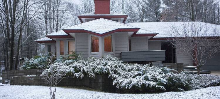 Mid-Century Modern Retreat on Private 10 Acres with 1-Acre Pond & Nature Trails.图片