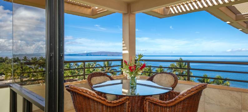 Spacious Kitchen and Stunning Ocean Views - Elegant Top-Floor Sanctuary图片