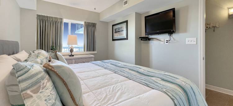 Spacious Balcony with Ocean Glimpse and Outdoor Pool - Charming Retreat图片