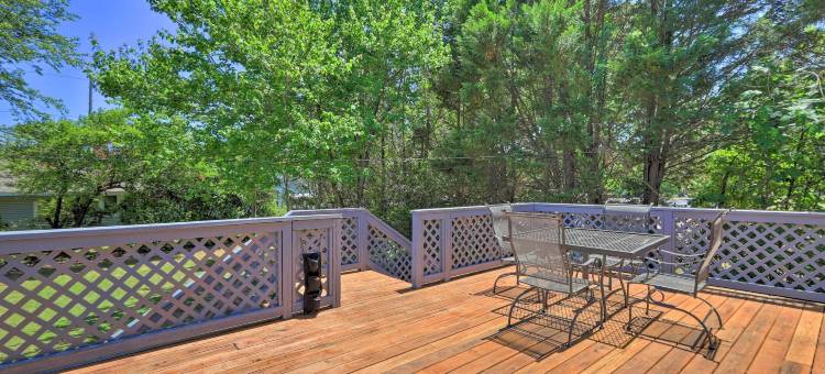 宽敞的兰内特避难所，配有阳光房+大甲板(Spacious Lanett Haven w/ Sunroom + Large Deck)图片