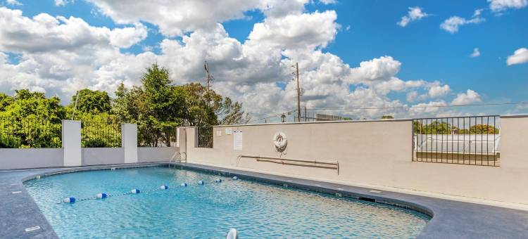 春之湖 - 费耶特维尔自由堡附近舒适套房酒店(Comfort Inn & Quality Suites)图片