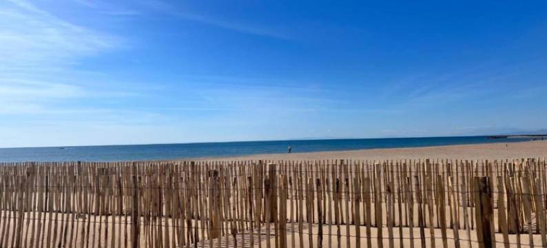 Bright Villa Steps from the Sea图片