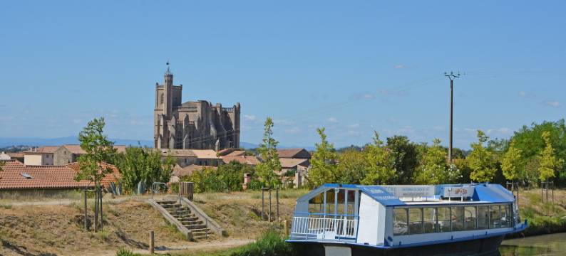 Tranquil Villa with Pool图片
