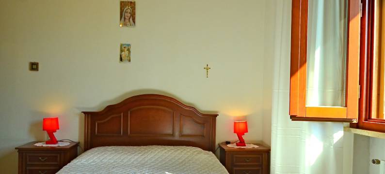 Sunlit home with pool图片