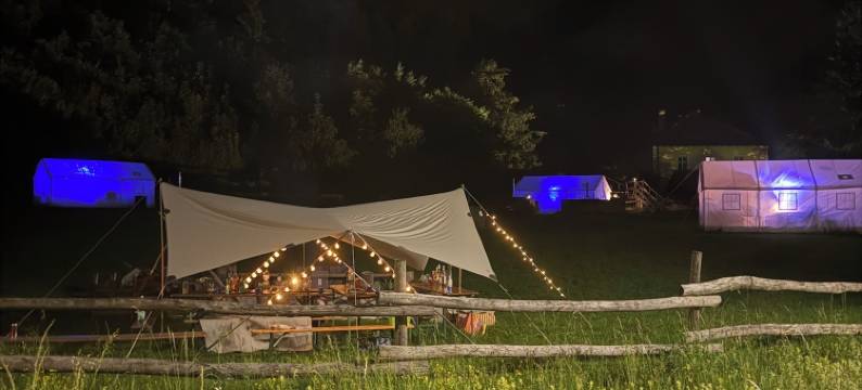 维也纳阿尔卑斯山的野外豪华露营(Wild Glamping in the Vienna Alps)图片