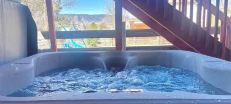 Family Time Basement Suite-Hot Tub, Playroom, Views, Yard, Fire Pit图片