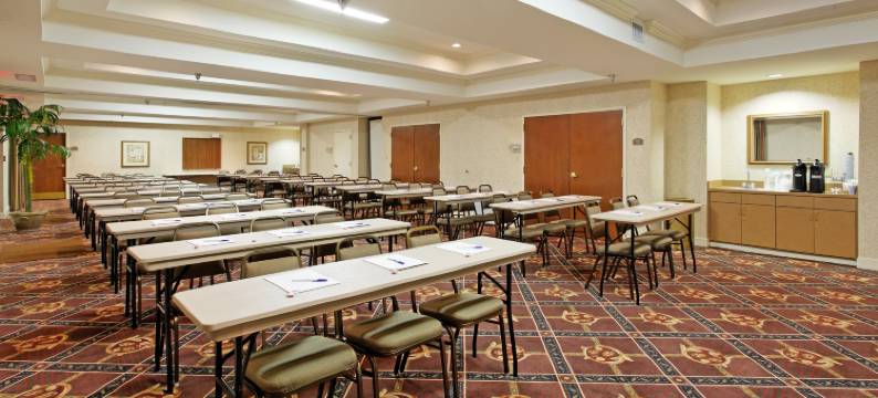 洲际酒店集团智选假日酒店及套房卡尔曼(Holiday Inn Express Hotel & Suites Cullman, an IHG Hotel)图片