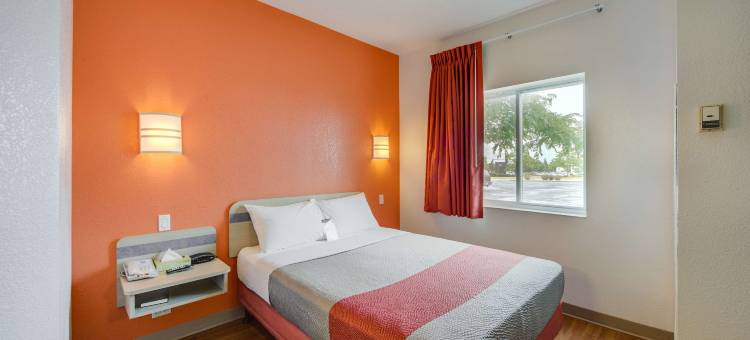 多伦多布兰普顿6号汽车酒店(Motel 6 Brampton, on - Toronto)图片