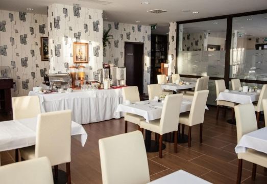 Ezüsthíd Hotel Hotel Overview