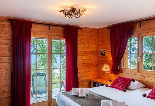 Mimique Hotel Overview