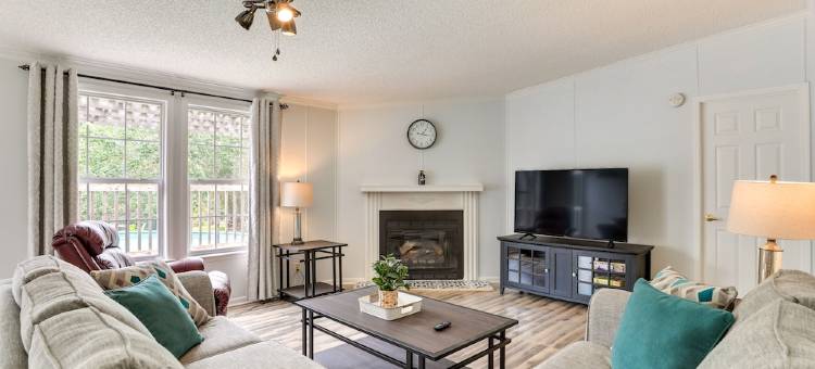 靠湖的萨默顿度假屋，带船坞+游泳池！(Lakefront Summerton Getaway w/ Boat Dock + Pool!)图片