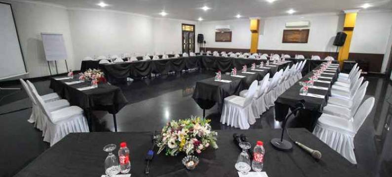 谏义里自由酒店(Hotel Merdeka Kediri)图片