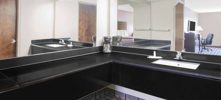 派恩布拉夫戴斯套房酒店(Days Inn & Suites by Wyndham Pine Bluff)图片