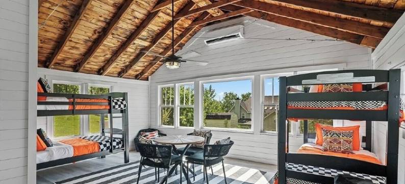 Jockey Lake House: Spacious Retreat With Game Room Near Race Track图片