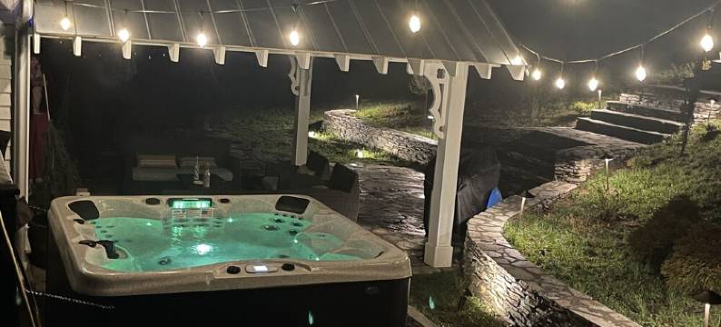 1878 Victorian Farmhouse Near Asheville on 80 Acres图片