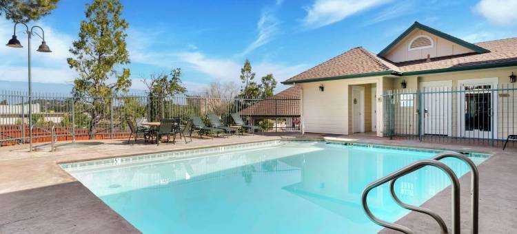 雪松贝斯特韦斯特酒店(Best Western Cedar Inn  Suites)图片