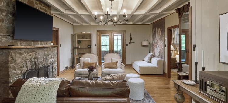 豪华翻新的农家乐小屋(Luxuriously Restored Farm Cabin)图片