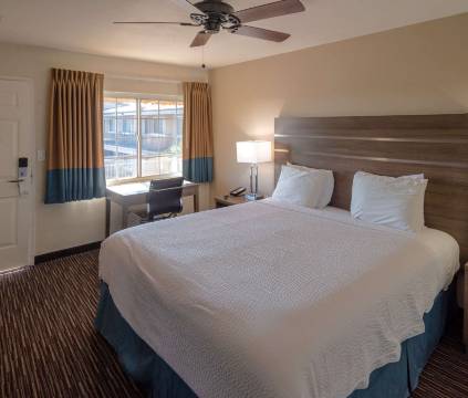 罗德威酒店-靠近大学-通往优胜美地(Rodeway Inn Near University-Gateway to Yosemite)