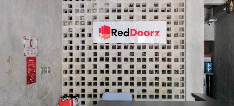 红门附近的跨工作室购物中心西布布尔 3(RedDoorz Near Trans Studio Mall Cibubur 3)图片