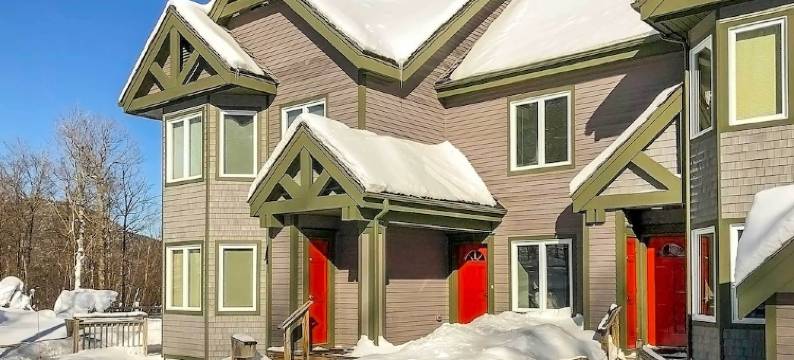 在杰伊峰度假胜地的滑雪入住/滑雪出住宅！(Inviting Ski-in/Ski-Out Condo at Jay Peak Resort!)图片