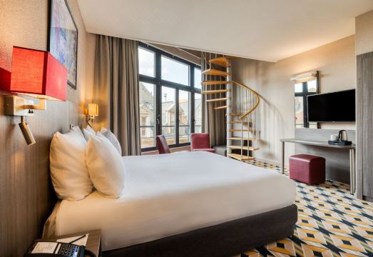 阿尔玛大广场酒店外景图