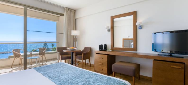 金湾海滩酒店(Golden Bay Beach Hotel)图片