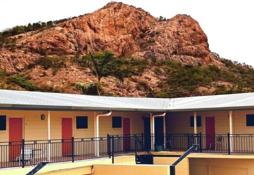 Summit Motel Hotel Overview