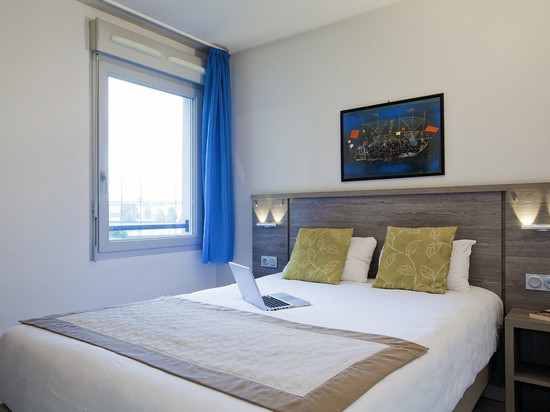 塞祖尔阿菲尔克雷蒙费兰德共和公园酒店