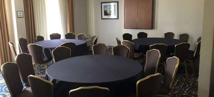 克里夫兰独立村华美达酒店(Ramada by Wyndham Cleveland Independence)图片