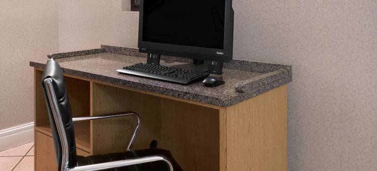 法明顿拉昆塔温德姆酒店(La Quinta Inn by Wyndham Farmington)图片