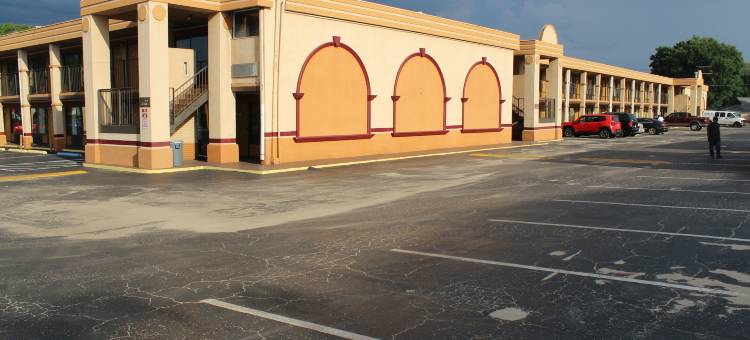 坦帕布什花园游乐场汽车旅馆(Tampa Inn Near Busch Gardens)图片